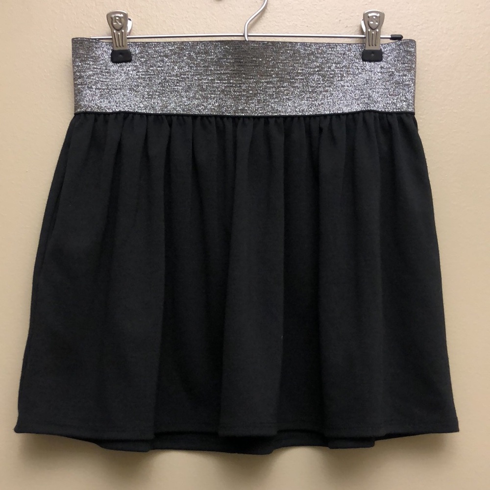 NWT 2B bebe Black Mini Skirt with Silver Glitter Elastic Waistband